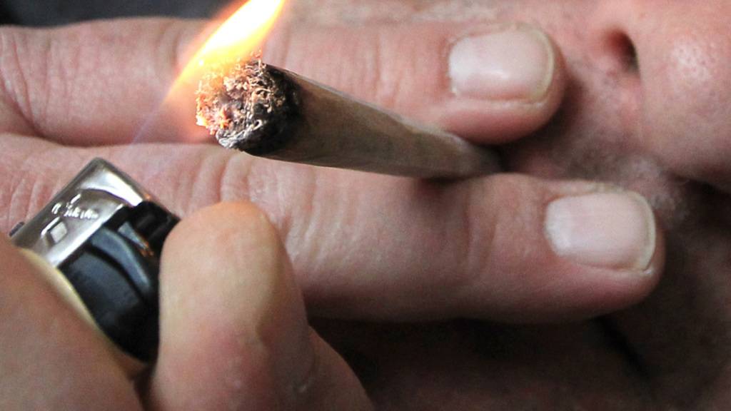 ARCHIV - Ein Mann raucht eine Cannabis-Zigarette. Foto: picture alliance / Karl-Josef Hildenbrand/dpa