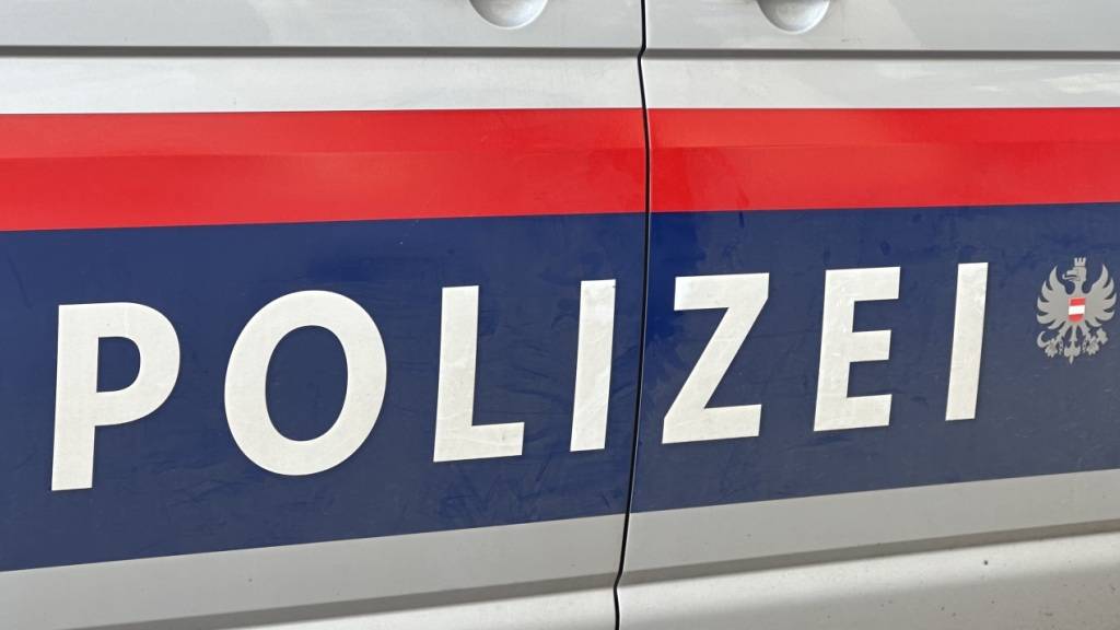 ARCHIV - Der Schriftzug «Polizei» auf einem österreichischen Polizeiauto. Foto: Matthias Röder/dpa