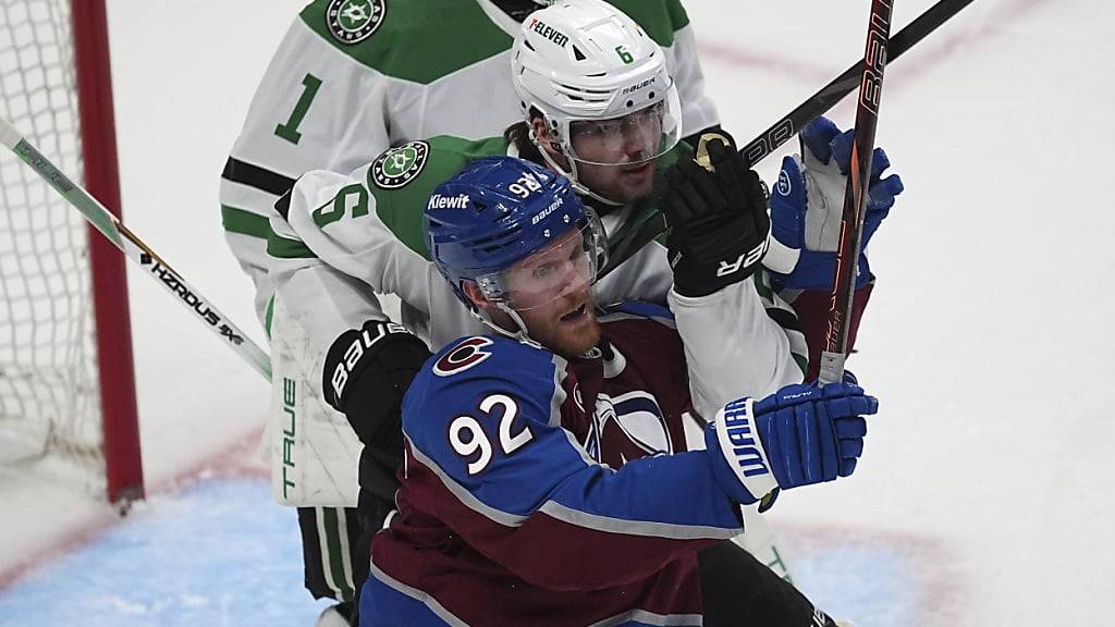 Lian Bichsel (in weiss) schlug sich in Spiel 5 für die Dallas Stars tadellos und drängte in dieser Szene den Schweden Gabriel Landeskog vom Tor weg