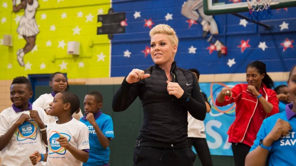 Pop-Star Pink macht Sport mit Kindern bei einer UNICEF-Veranstaltung.