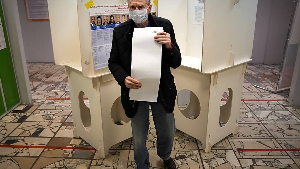 Ein Mann geht zur Stimmabgabe in einem Wahllokal in Moskau. Die Wahllokale im äußersten Osten Russlands wurden bei der Wahl einer neuen Staatsduma bereits geschlossen und es wurde mit der Auszählung der Stimmen begonnen. Foto: Alexander Zemlianichenko/AP/dpa