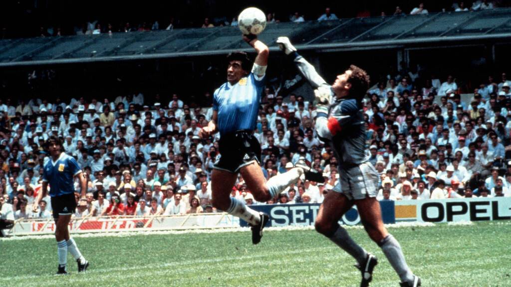 Der Ball der «Hand Gottes» kommt unter den Hammer