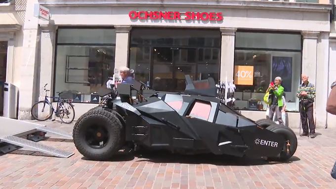 Batmobil steht in Solothurner Altstadt