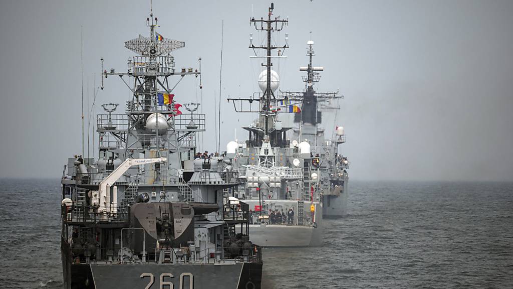 ARCHIV - Rumänische Kriegsschiffe fahren während einer von der rumänischen Marine geleiteten Übung. Foto: Andreea Alexandru/AP/dpa