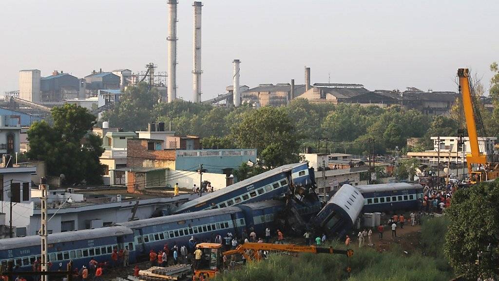 Bei dem Zugunglück in Indien entgleisen 14 Wagen und krachten zum Teil in nahegelegene Häuser. Mindestens 23 Menschen starben.