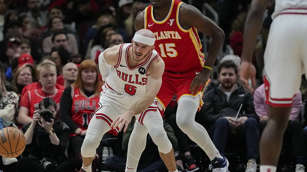 Der Genfer Clint Capela von den Atlanta Hawks bedrängt Alex Caruso von den Chicago Bulls