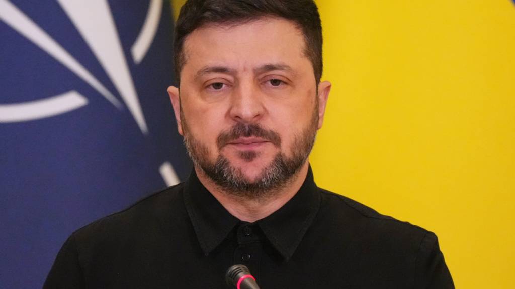 Wolodymyr Selenskyj, Präsident der Ukraine, nimmt an einer gemeinsamen Pressekonferenz mit Nato-Generalsekretär Rutte teil. Foto: Sergei Grits/AP/dpa