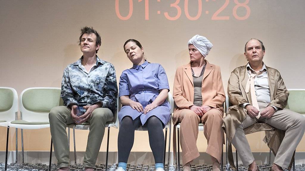 Herwig Ursin, Silke Geertz, Marianne Hamre, Ingo Ospelt (von links nach rechts) spielen im Stück «Zersplittert» von Alexandra Badea vier Angestellte in einem globalisierten Unternehmen. Schweizer Premiere war am Mittwoch im Theater Tuchlaube in Aarau.