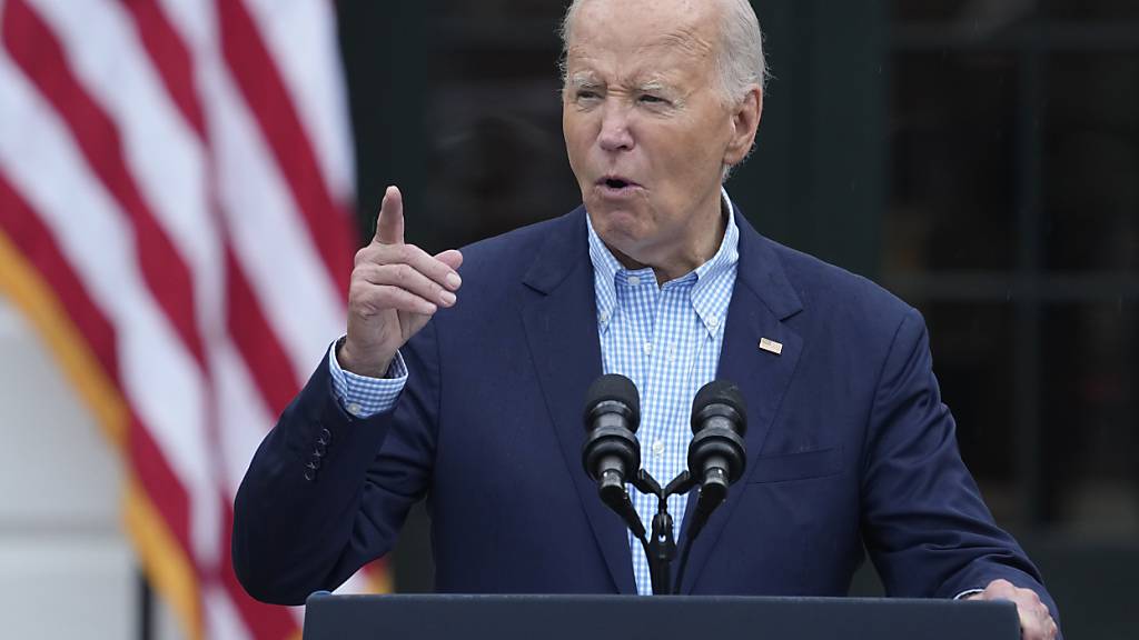 US-Präsident Joe Biden spricht zu Militärangehörigen und ihren Familien bei einer Feier zum 4. Juli. Foto: Susan Walsh/AP