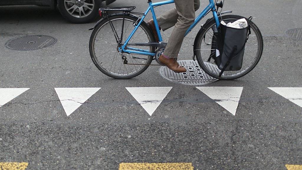 In fünf Schweizer Städten werden sogenannte Fahrradtrassen getestet, auf denen Velofahrende immer Vortritt haben. (Symbolbild)