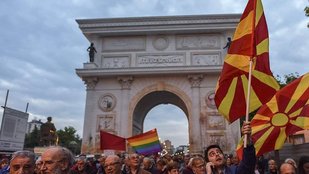 Hunderte demonstrieren derzeit gegen die mazedonische Regierung - nun soll der Wahlkampf für die vorgezogenen Wahlen gestoppt werden.