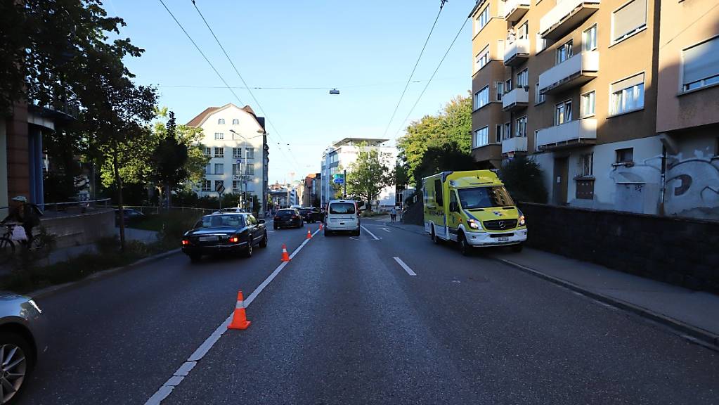 Eine 45-jährige E-Bike-Fahrerin ist bei einer Auffahrkollision auf der Teufener Strasse in St.Gallen verletzt worden. Die alkoholisierte Frau musste mit unbestimmten Verletzungen in die Notaufnahme gebracht werden.