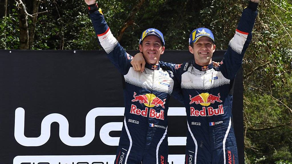 Sébastien Ogier (rechts) freut sich mit seinem Co-Piloten Julien Ingrassia über den gemeinsamen Triumph mit Ford