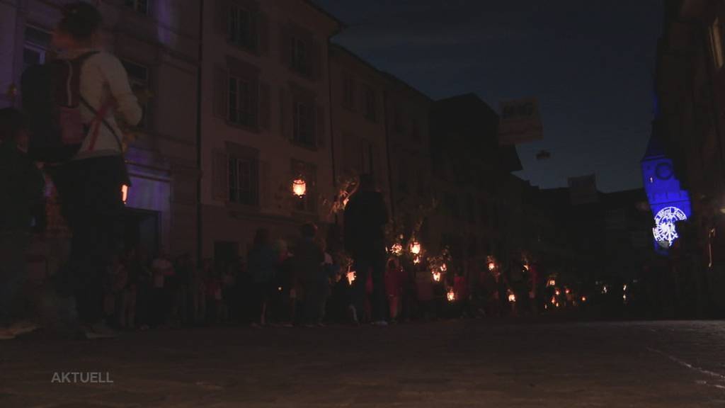 500 Jahre Bachfischet: Zahlreiche Kinder ziehen mit Laternen durch Aarauer Altstadt