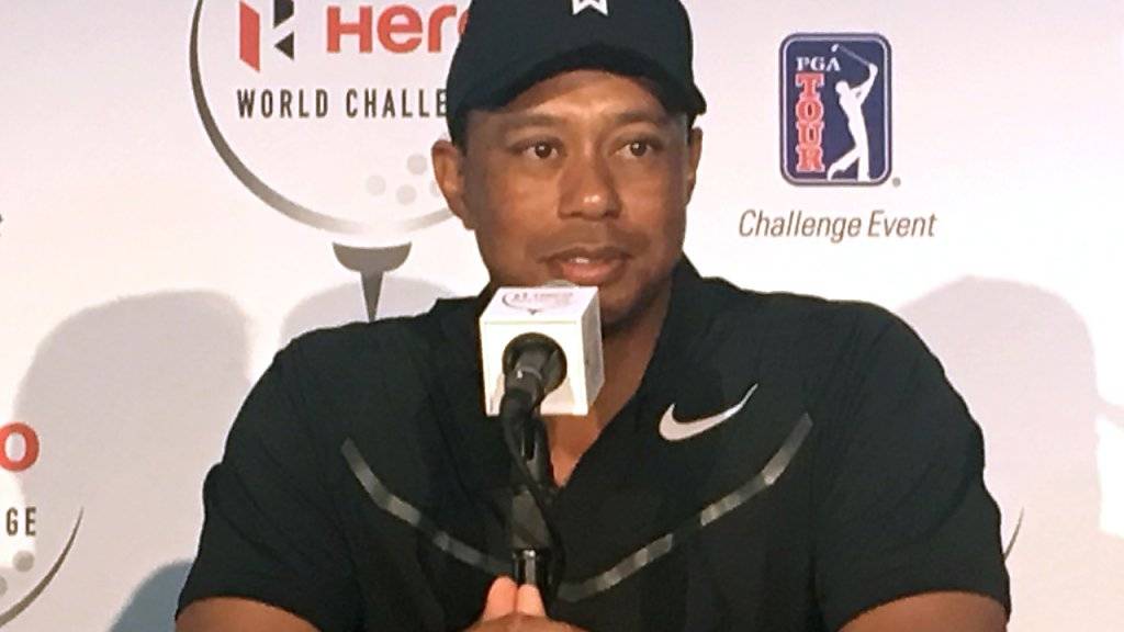 Tiger Woods stellt sich auf den Bahamas den Medien.