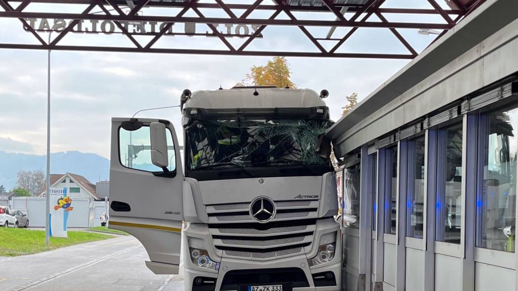 Der Lastwagen krachte ins Zollhaus von Diepoldsau SG.