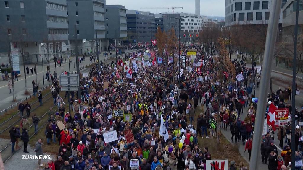 Grossdemo gegen Covid-19-Gesetz: Tausende marschieren durch Zürich