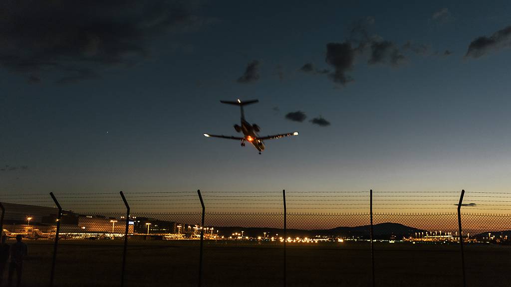 Eine Maschine landet auf dem Flughafen Zürich: In der Nacht stört Fluglärm mehr - der Zürcher Fluglärmindex ist wieder angestiegen.