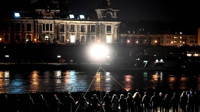 Tausende gedenken Zerstörung Dresdens