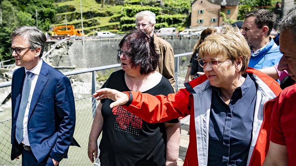 Bundespräsidentin Viola Amherd möchte den Bau einer provisorischen Brücke über die Maggia vorantreiben.