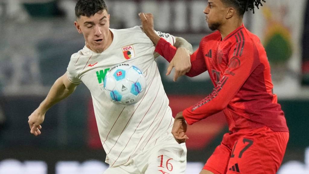 Cédric Zesiger (links) trägt auch nächste Saison das Trikot von Augsburg