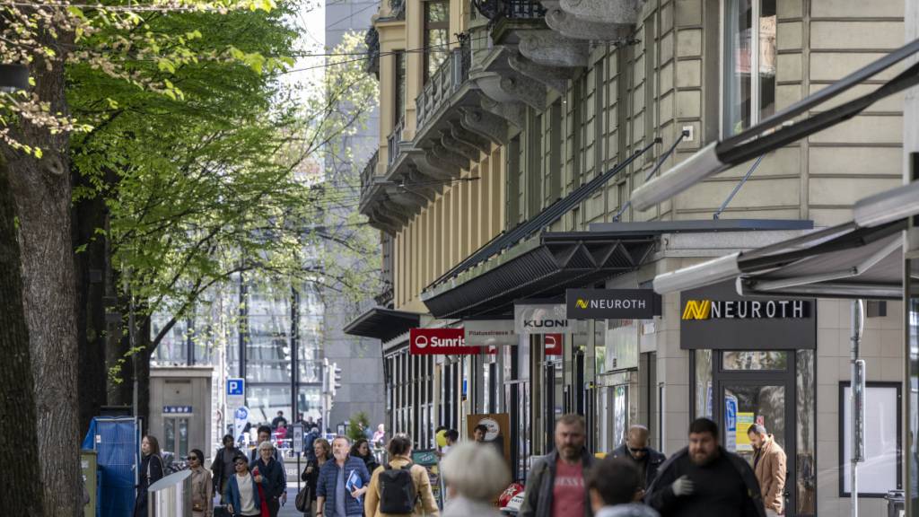 Auf dem Abschnitt der Pilatusstrasse zwischen Seidenhofstrasse und Floraweg, nahe am Bahnhof, finden während vier Nächten Bauarbeiten statt. (Archivaufnahme)