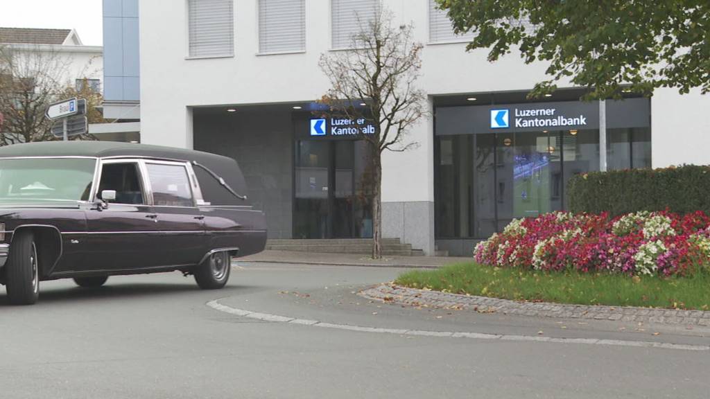 Tabuthema brechen: Dieser Mann fährt einen Oldtimer-Leichenwagen