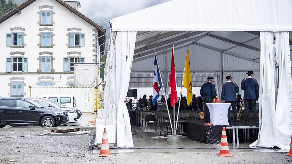 150 Gäste feiern den offiziellen Baustart beim Nordportal der zweiten Röhre in Göschenen.