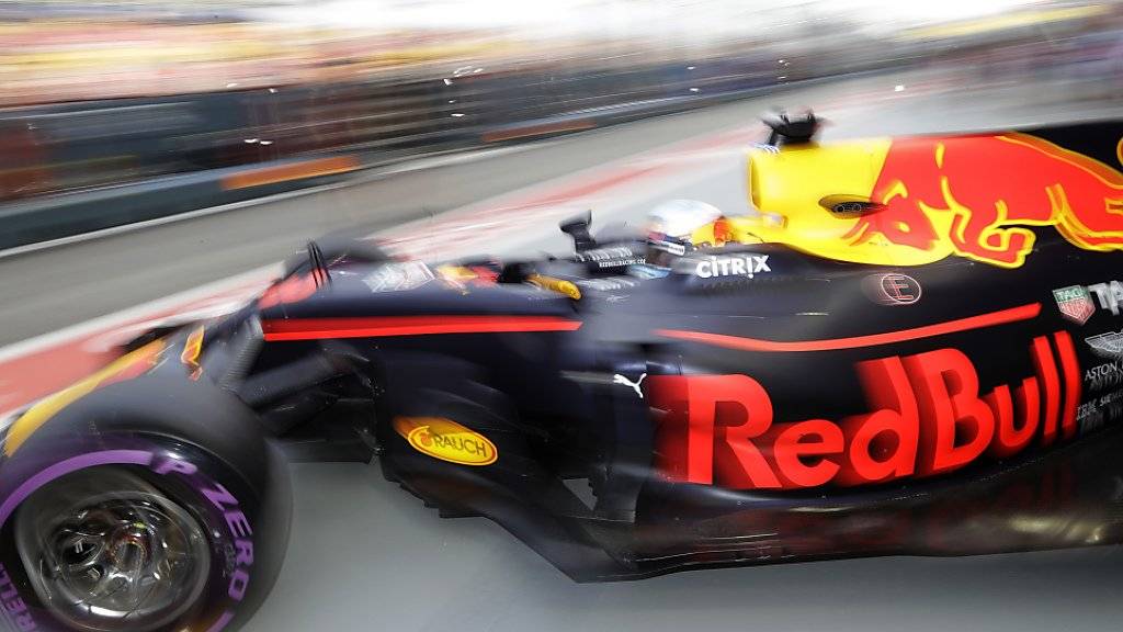 Daniel Ricciardo fährt seinen Red Bull-Renault aus der Garage und zur Bestzeit.