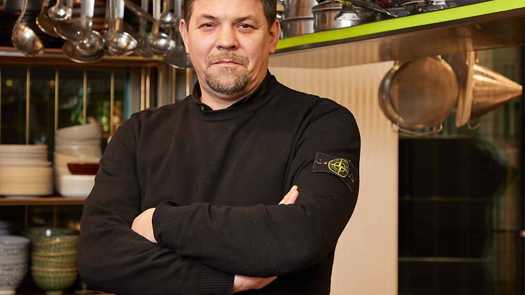 Fernsehkoch Tim Mälzer steht in der Küche seines Restaurants «Die Gute Botschaft». Foto: Georg Wendt/dpa