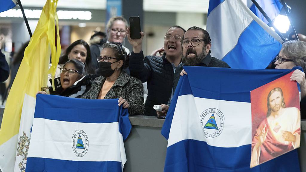 ARCHIV - Unterstützer nicaraguanischer politischer Gefangener protestieren auf dem internationalen Flughafen Washington Dulles (Archivbild). Foto: Jose Luis Magana/FR159526 AP/dpa