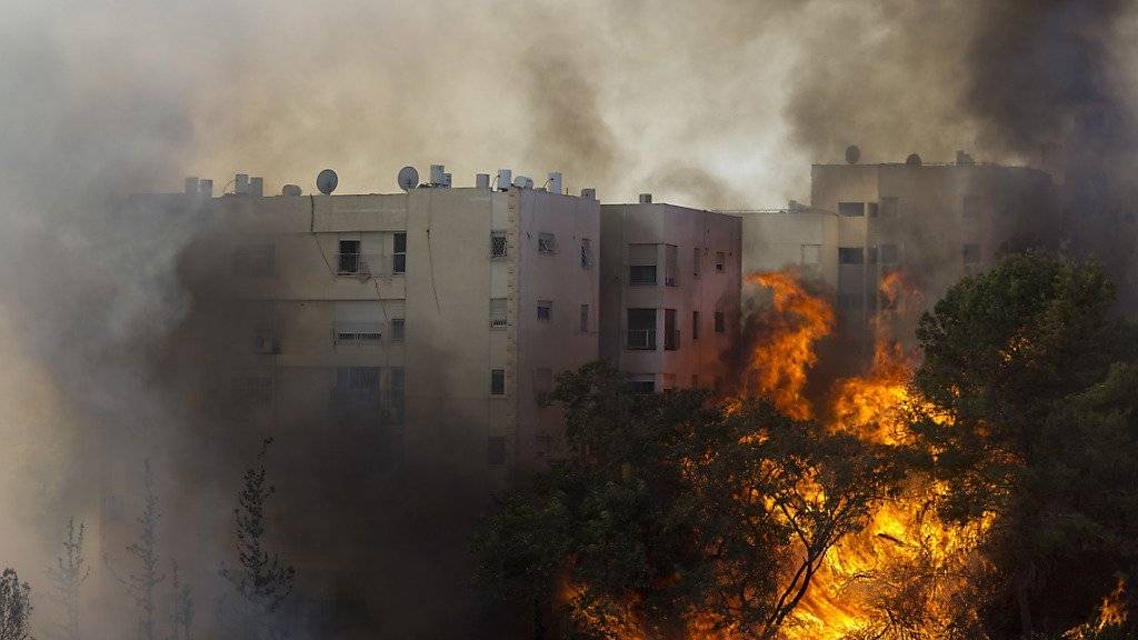 In Haifa brennt es mitten in der Stadt.
