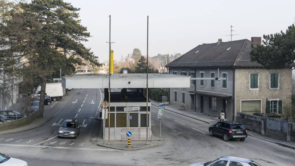 Mit dem Beitritt in den Schengenraum fallen Personenkontrollen an der Schweizer Grenze weg. Hier ein Grenzposten in Vernier im Kanton Genf. (Archivbild)