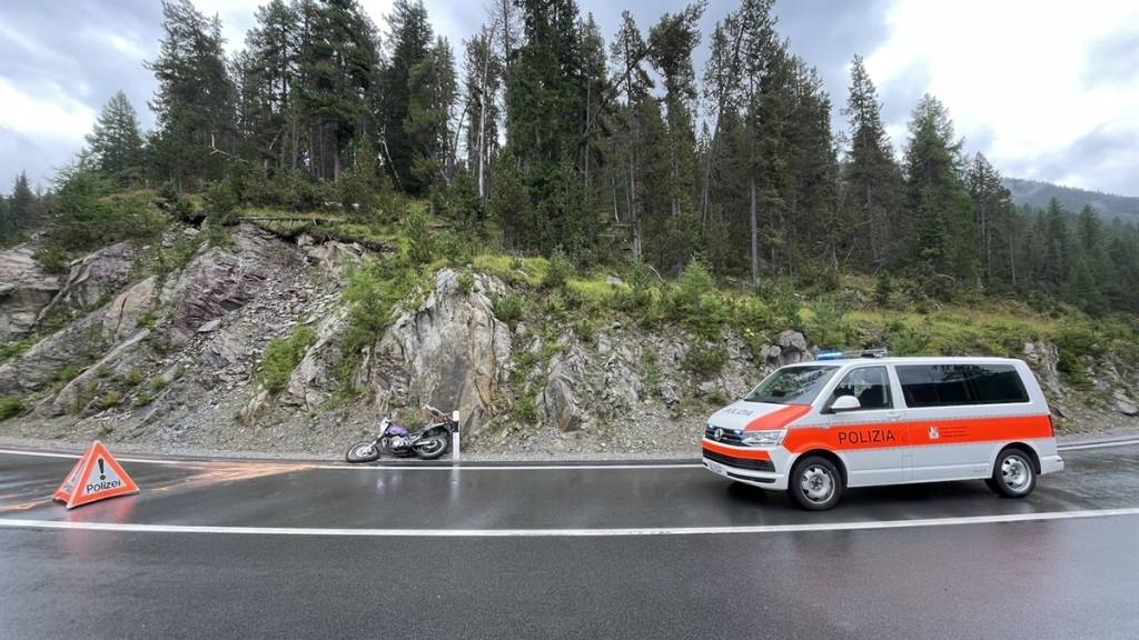 Der Töfffahrer kam bei nasser Fahrbahn in einer Kurve auf die Gegenspur, wo er mit einem Auto kollidierte.