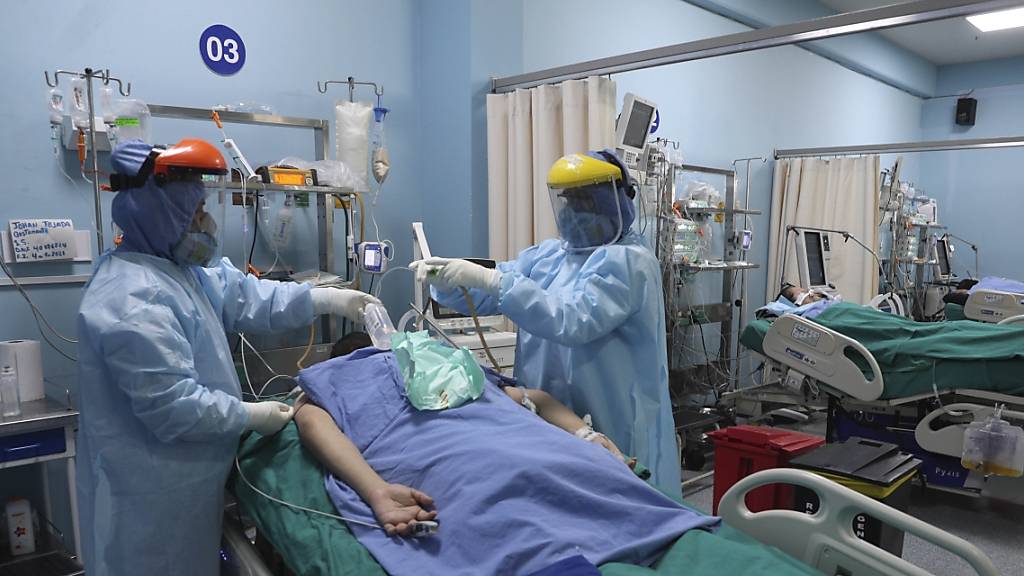 Mitarbeiter des Gesundheitswesens behandeln einen Patienten auf der Intensivstation für Covid-19 in einem Krankenhaus in Callao in der Nähe von Lima. (Archiv)