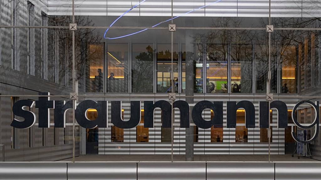 Der Zahnimplantatehersteller Straumann will den Umsatz bis 2030 um jährlich 10 Prozent steigern. (Archivbild)