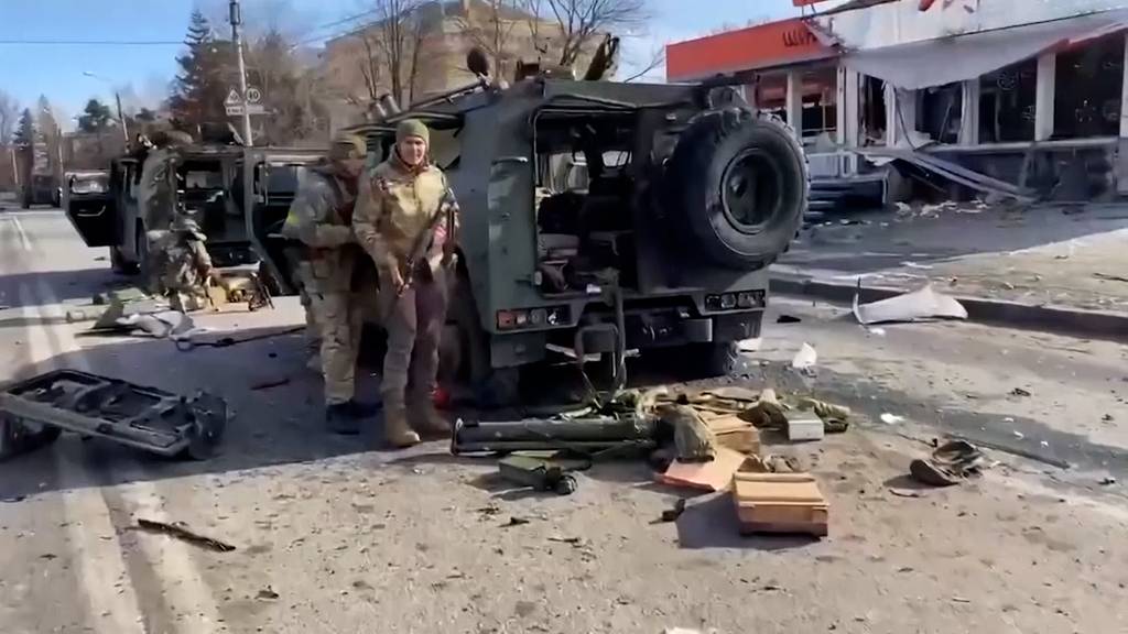 Videos zeigen kaputte Militärfahrzeuge und russische Truppen in Charkiw