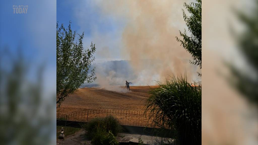  Ballenpresse entfacht Feuer auf Ackerland in Altishofen