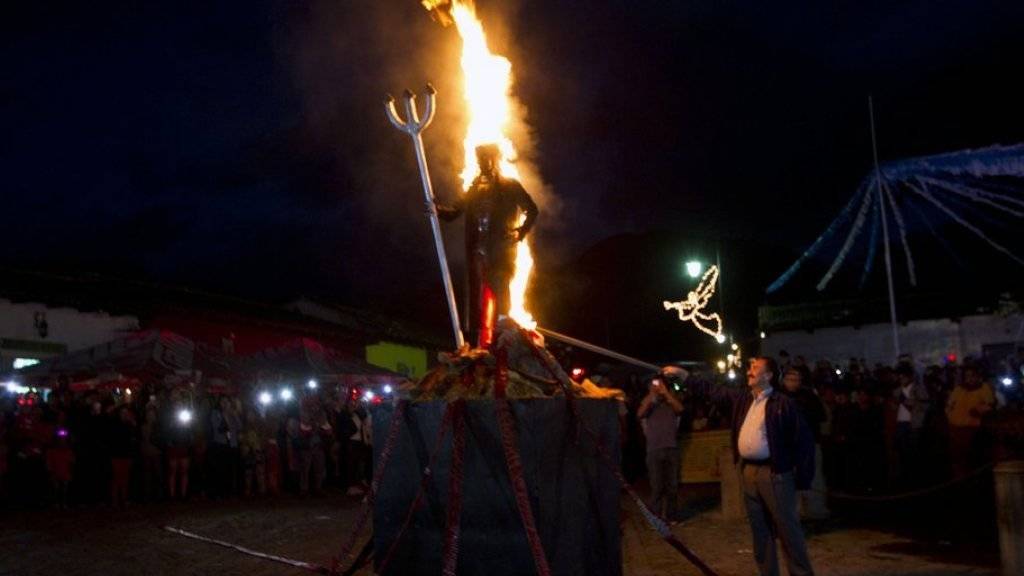 Im Viertel La Concepción in der guatemaltekischen Kolonialstadt Antigua wird ein etwa zwei Meter hohes Bildnis des Teufels aus Papier und Metall verbrannt