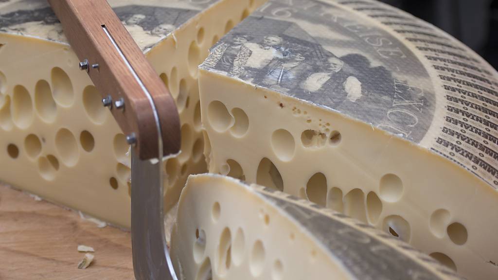 Damit der Emmentaler auch in Zukunft noch Löcher hat, lässt das Bundesverwaltungsgericht Heublumenpulver bei der Herstellung zu. (Archivbild)