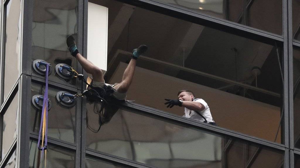 Endstation 21. Stockwerk: Ein Kletterer wird von der Polizei in den Trump Tower in New York gezogen.