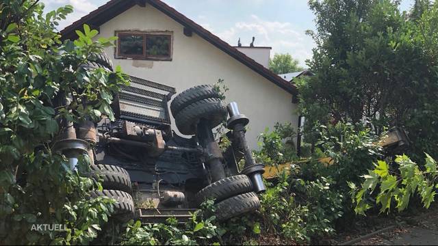 Gleisbagger bei Bahnhof Oberdorf umgekippt