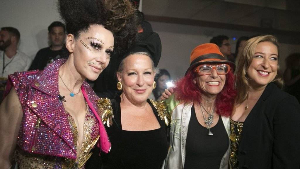 Susanne Bartsch (l), neben Hollywood-Star Bette Midler, Fashion Stylistin Patricia Field und Sophie von Haselberg Mitte September auf der New Yorker Fashion Week (Archiv).