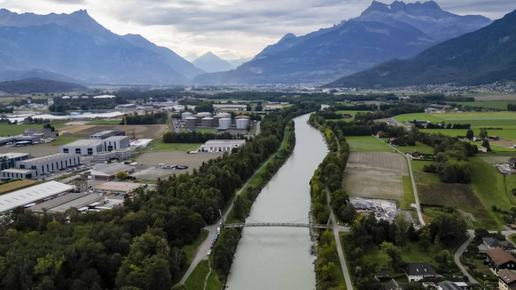 Die Rhone auf Höhe der Brücke zwischen Aigle und Illarsaz. Der Fluss soll zum Hochwasserschutz mehr Platz erhalten.