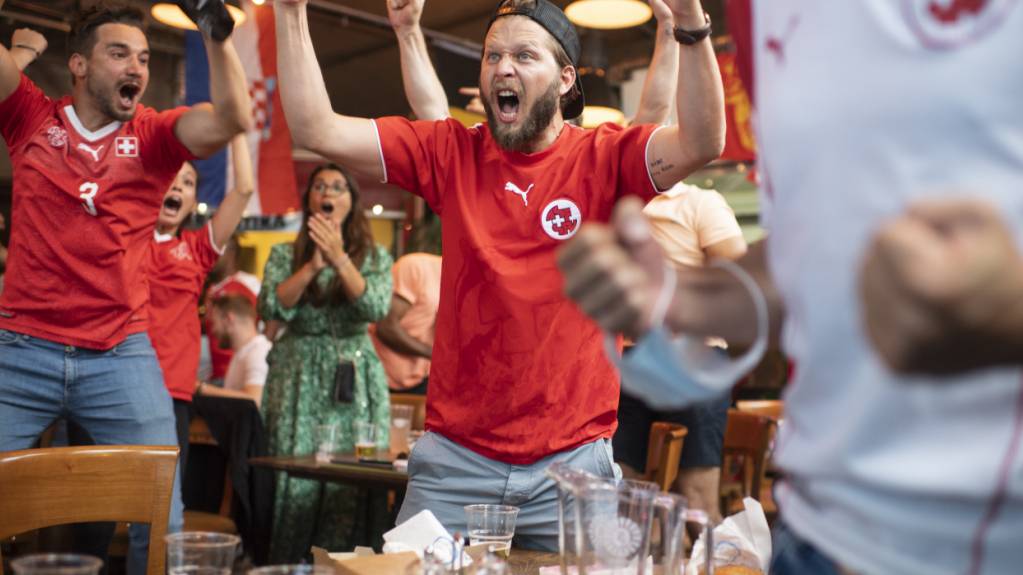Gemeinsames Fussballschauen ist in und vor den Winterthurer Beizen während der WM auch nach 23 Uhr möglich - aber nur an Wochenenden und bei Schweizer Spielen. (Archivbild).