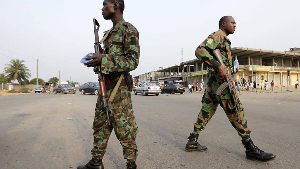 Zwei Soldaten in den Strassen von Abidjan