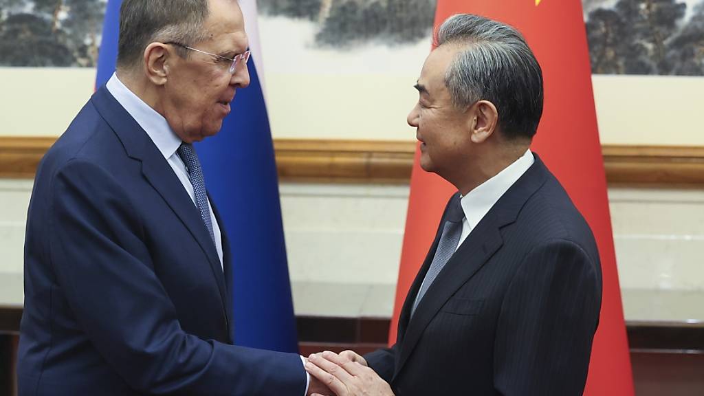 HANDOUT - Wang Yi (r), Außenminister von China, begrüßt seinen russischen Kollegen Sergej Lawrow. Foto: Uncredited/Russian Foreign Ministry /APPress Service/AP/dpa