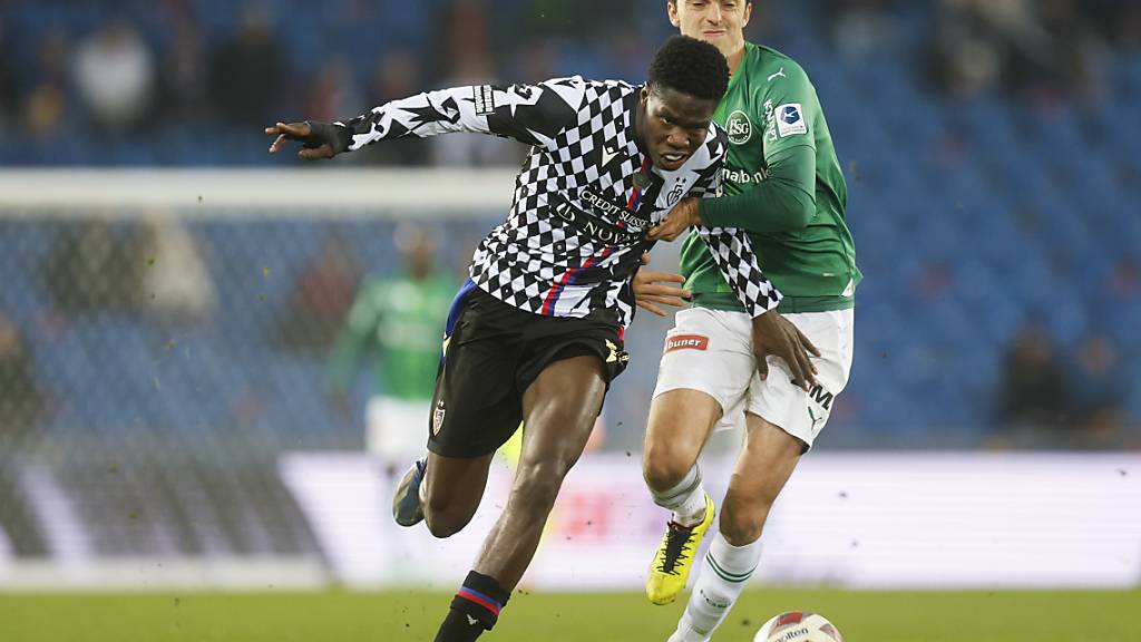 Thierno Barry setzt sich gegen den St. Galler Albert Vallci durch und lässt den FC Basel weiter auf die Meisterrunde hoffen