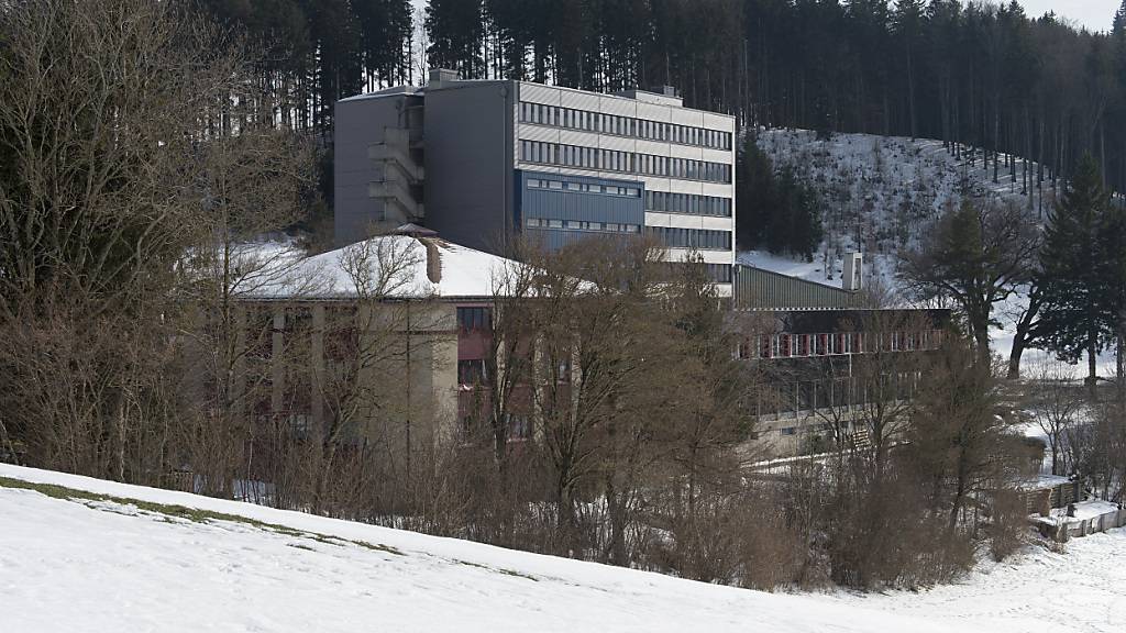 Angebliche Missstände rund ums Bundesasylzentrum Guglera (Archivbild vom Winter 2015) bewogen die SVP Schweiz, in Giffers FR vor die Medien zu treten.