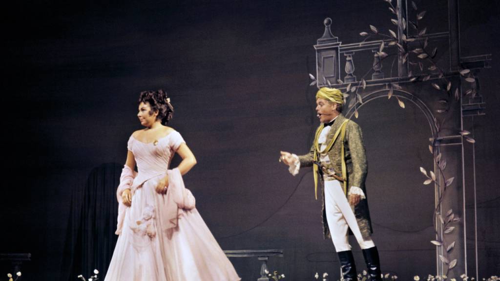 ARCHIV - Christa Ludwig und Hermann Prey in einer Szene der Oper Cosi Fan Tutte von Wolfgang Amadeus Mozart (undatierte Aufnahme). Foto: Gerhard Rauchwetter/dpa